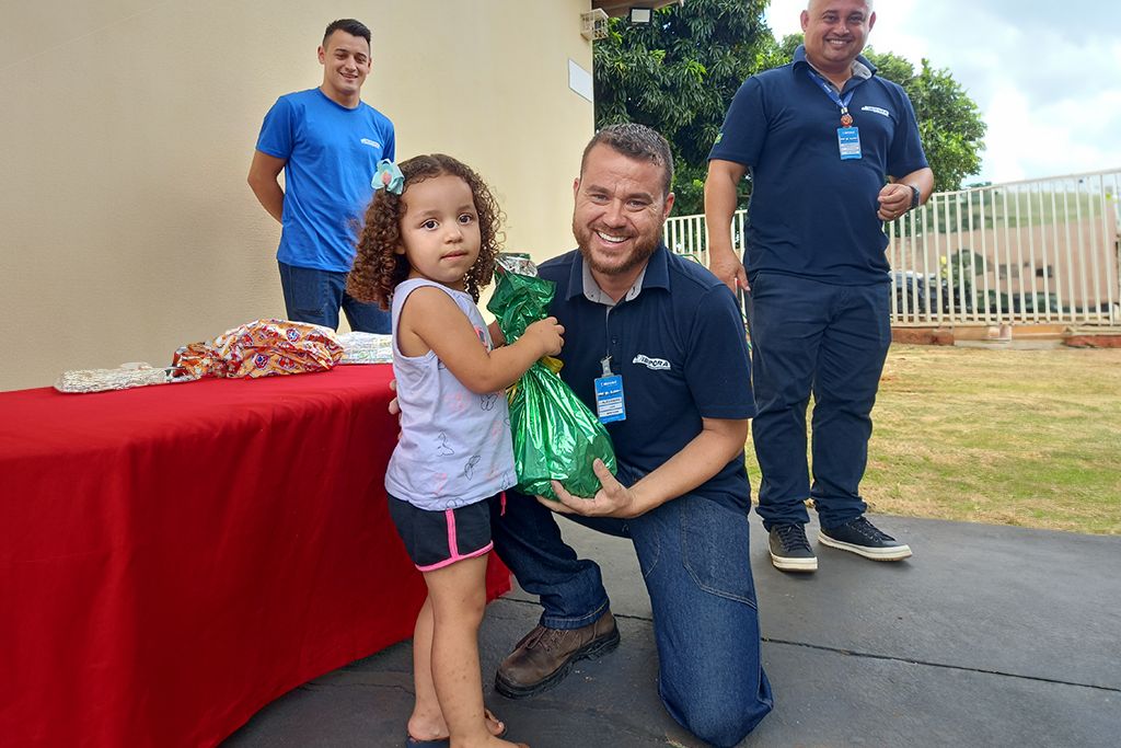 Um Natal mais feliz: colaboradores da Ibiporã realizam doação de brinquedos à Creche Precioso Tesouro